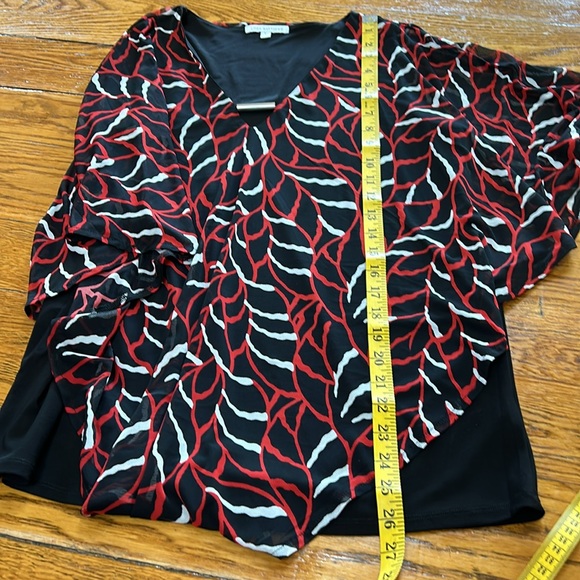 Linda Matthews red and black bat wing blouse. Size Large. - Picture 8 of 9